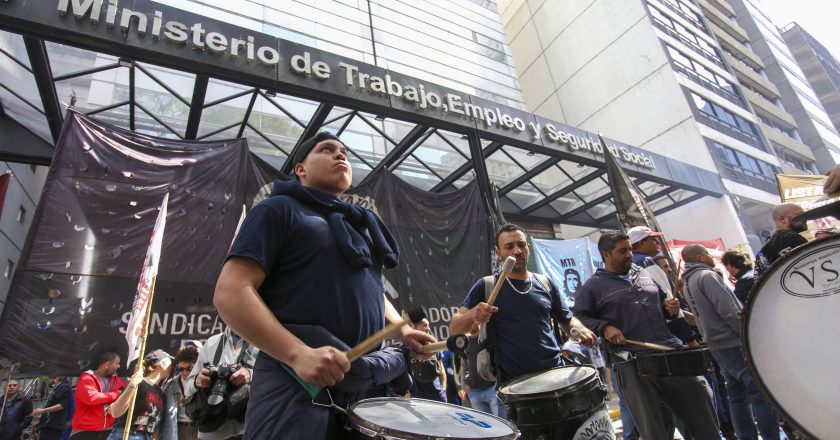 Onda expansiva del conflicto del neumático a toda la industria automotriz: Ford detuvo su producción y otras terminales declaran falta de stock