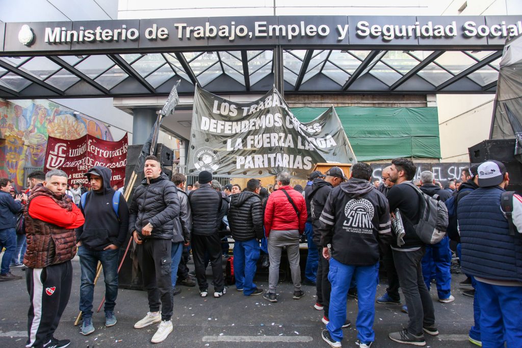 Luego de 6 meses de conflicto, hubo acuerdo en la paritaria del Neumático, los empresarios logaron sostener la modalidad laboral y se vuelve a producir