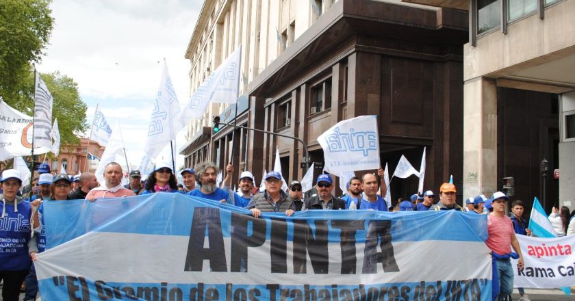 Trabajadores del INTA de todo el país marcharon para reclamar un urgente aumento salarial