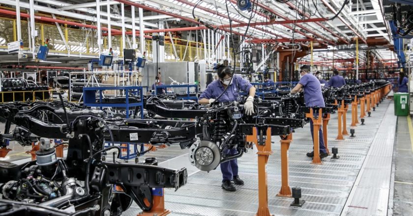 La industria creó en julio más de 6.700 empleos registrados y acumuló 27 meses consecutivos con alzas