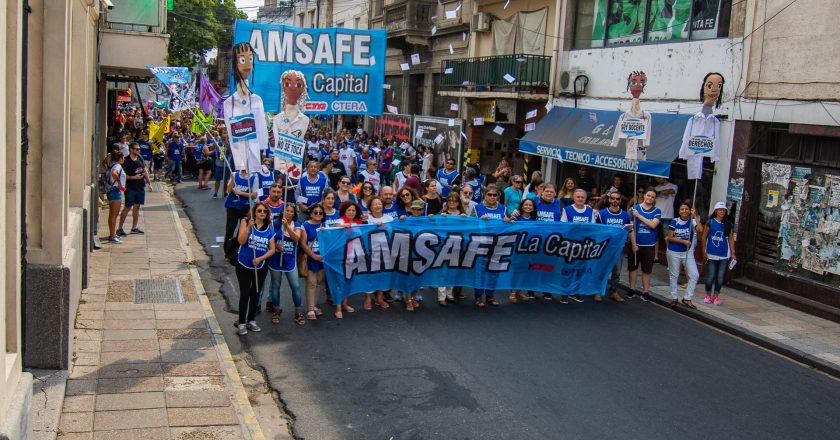 Maestros de escuelas públicas de Santa Fe definen este viernes si aceptan la propuesta del 31% de aumento de Perotti