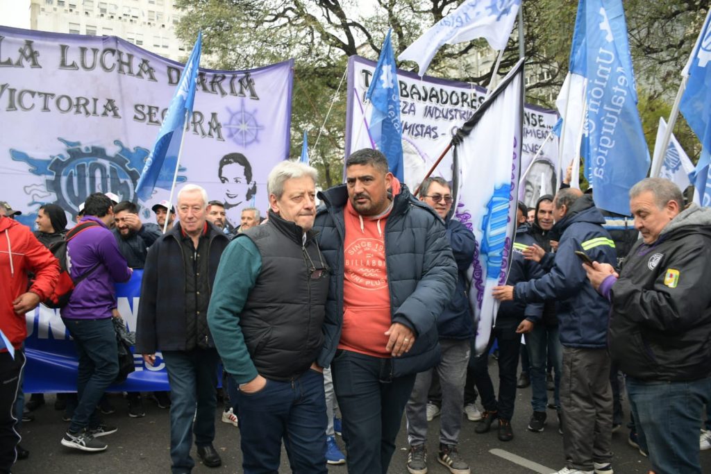 Adrián Pérez: "Es necesario dar un fuerte bono de fin de año, no sólo para los trabajadores registrados, para poder tener unas fiestas dignas"