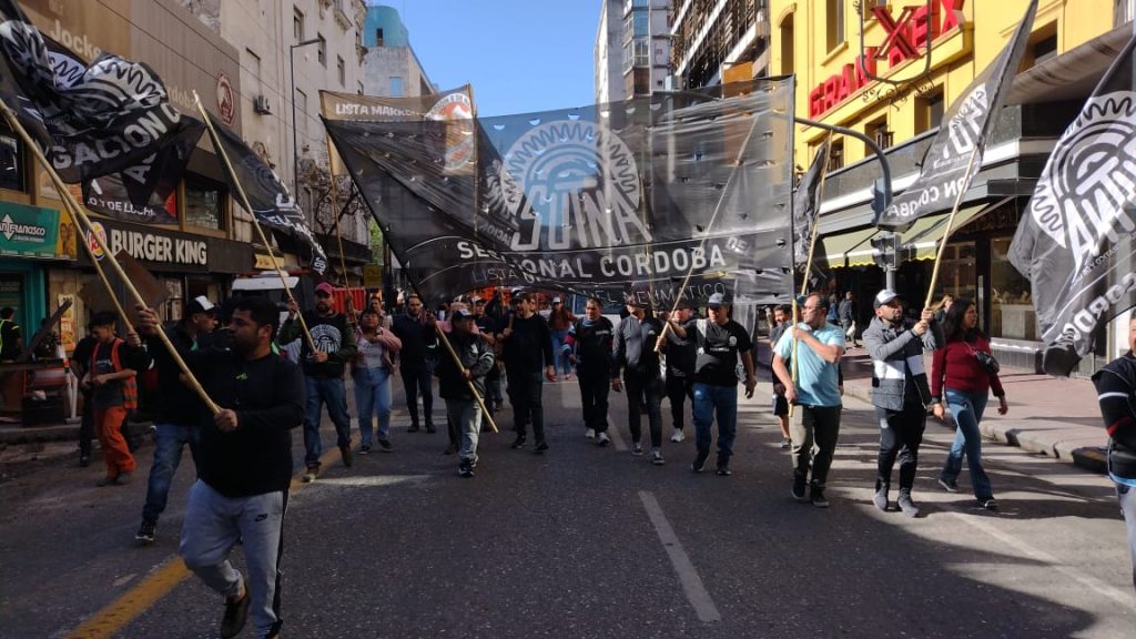 #URGENTE Tras la denuncia penal, los sindicalistas del Neumático abandonaron el Ministerio de Trabajo y Moroni los citó a paritarias el lunes