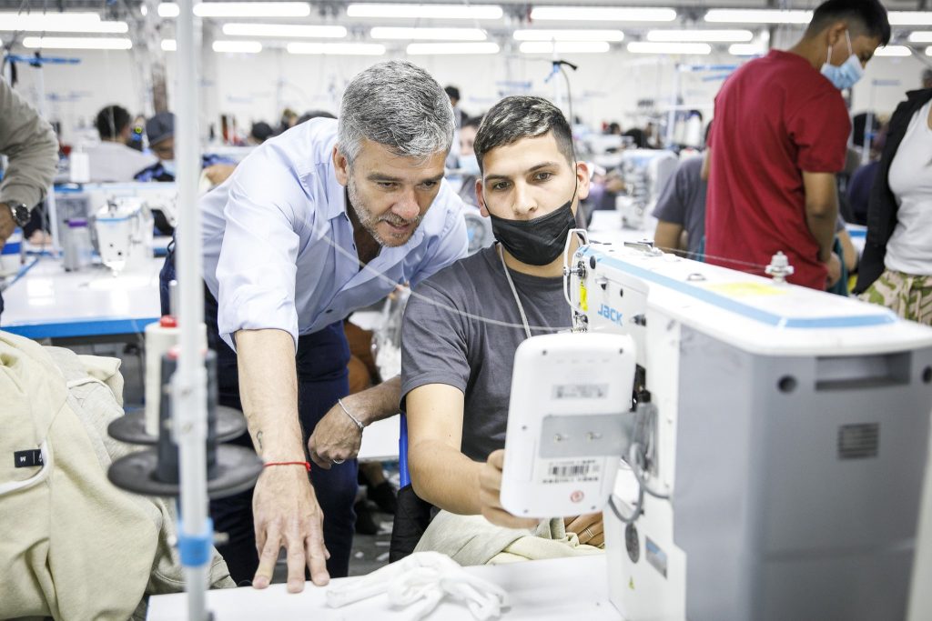 "La mejor política social es generar empleo genuino", dijo Zabaleta al reconvertir planes en trabajo en una firma textil