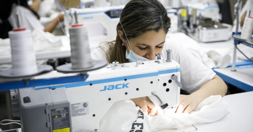«La mejor política social es generar empleo genuino», dijo Zabaleta al reconvertir planes en trabajo en una firma textil