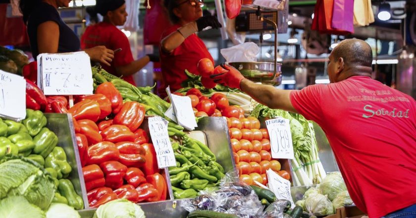 Nafta al fuego de las paritarias: según un informe, la inflación va a cerrar el año en un 90%