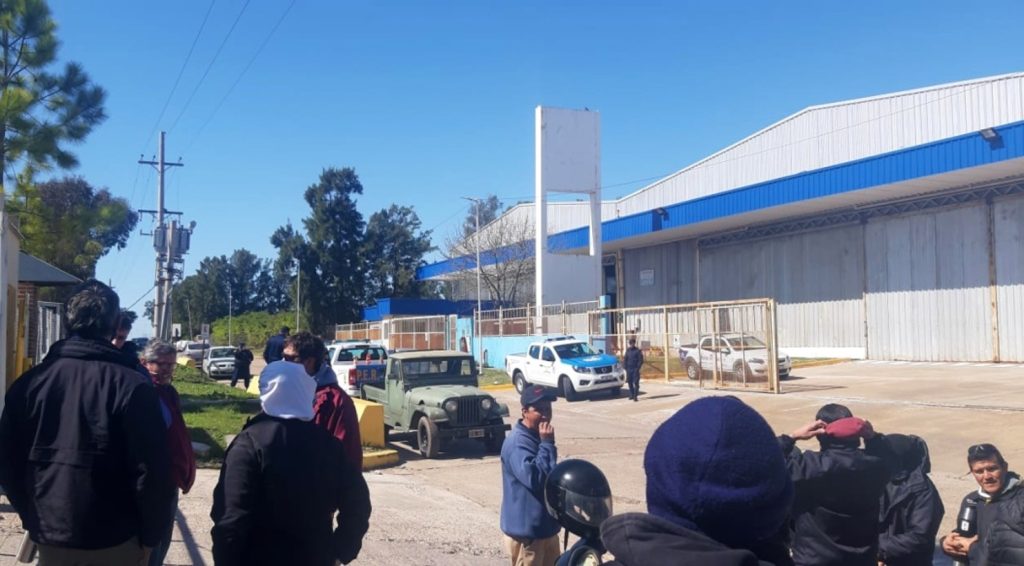 El cierre intempestivo de una empresa química mantiene en vilo a una treintena de trabajadores y amenaza la pazo social de toda la actividad en Entre Ríos