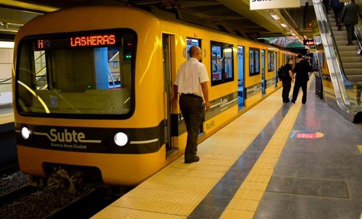 Gremio del subte protestó en la estación Retiro por falta de personal y desmintió a la empresa Emova  que atribuyó demoras en la línea B «por una medida de fuerza»