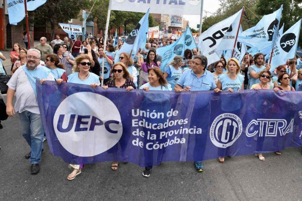 #ParitariasCortas Docentes cordobeses aceptan la propuesta salarial del 39% de aumento en tres tramos hasta noviembre