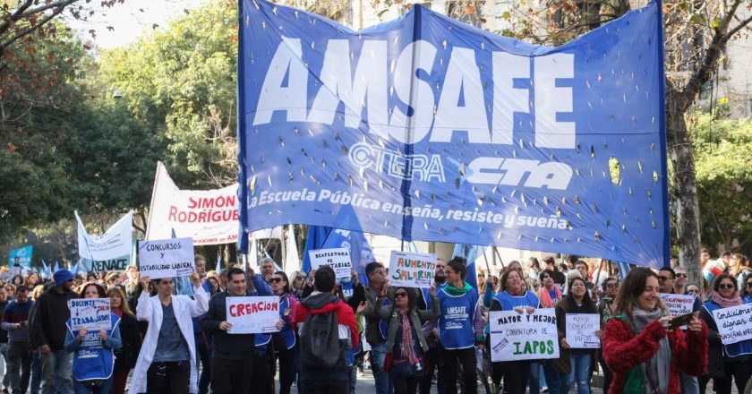 Los gremios docentes de Santa Fe tuvieron que aceptar «en disconformidad» la oferta salarial de Perotti para que les devuelvan los descuentos por los días de paro