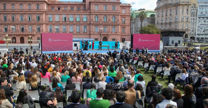 El Presidente le tomó juramento a las tres nuevas ministras y celebró la presencia del triunvirato cegestista: «Todos unidos porque la Argentina lo necesita»