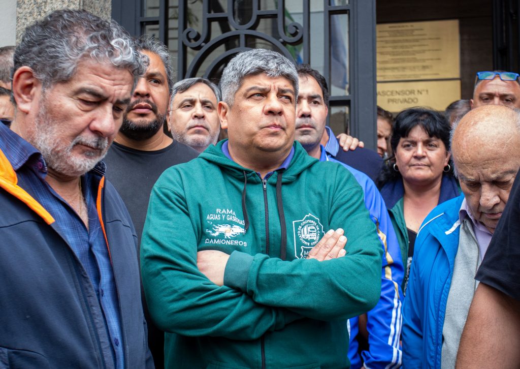 Primer chispazo entre "Kelly" Olmos y los Moyano por las paritarias de Camioneros: "Que se suba a un camión de recolección de residuos y que levante la basura, a ver si es mucho"