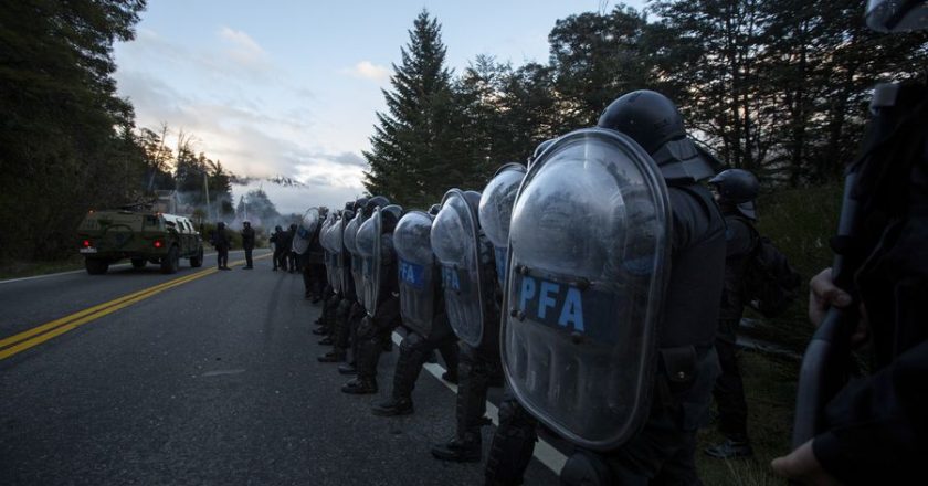 CTERA repudió el desalojo de la comunidad mapuche Lafken Winkul Mapu en Villa Mascardi y pidió la liberación de las detenidas, entre ellas una afiliada trasladada al penal de Ezeiza