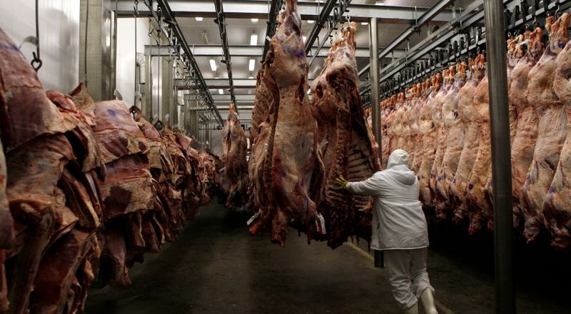 Para combatir la aceleración inflacionaria, el gremio de la carne adelanta los tramos de aumentos acordados en paritarias