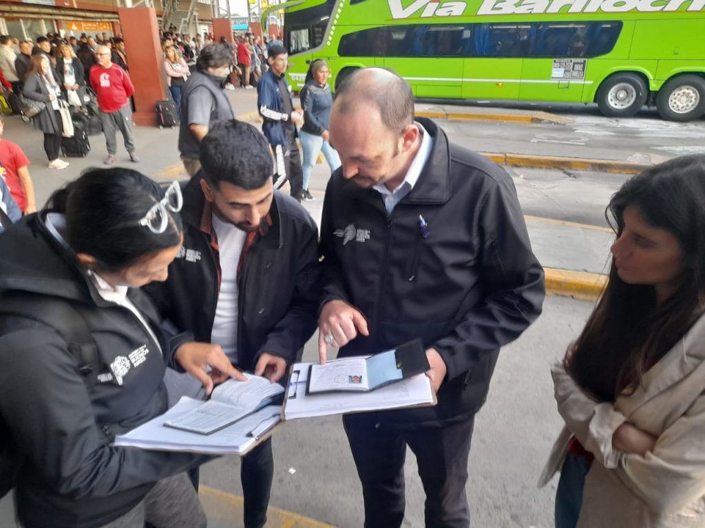 Correa mandó a controlar el servicio de transporte el fin de semana largo y detectó 124 infracciones laborales