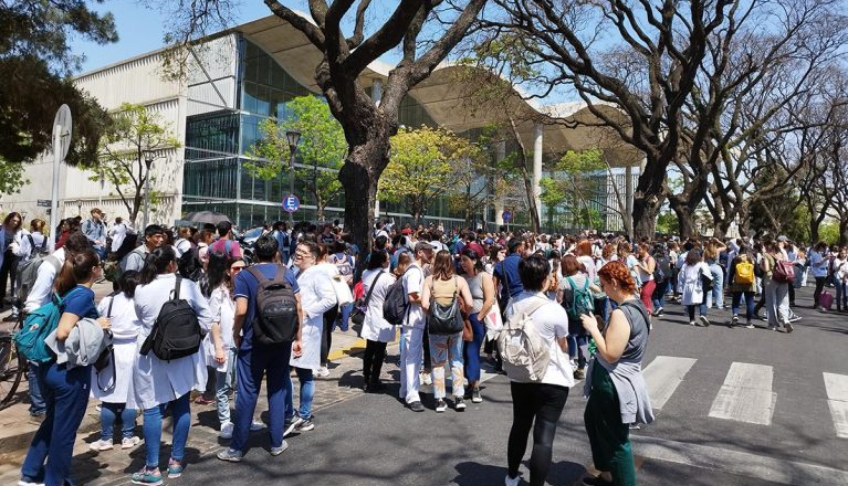 Médicos residentes porteños se movilizaron, le pidieron a Larreta «una urgente recomposición salarial» y avisaron:  «Si no hay respuesta será un paro por tiempo indeterminado»