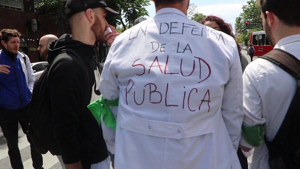 Médicos y residentes porteños se movilizaron, le pidieron a Larreta "una urgente recomposición salarial" y avisaron:  "Si no hay respuesta será un paro por tiempo indeterminado"