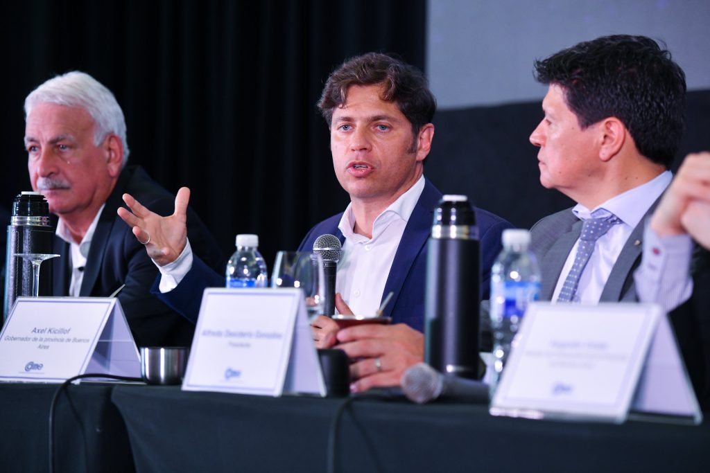 Kicillof también llevó al 90% anual el aumento de salarios para la policía bonaerense