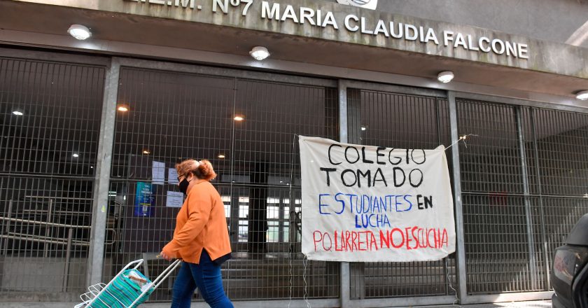 #CrisisEducativa A las tomas de escuelas en la Ciudad se le suma hoy un paro con movilización de los docentes en reclamo de «urgente convocatoria a la mesa salarial»