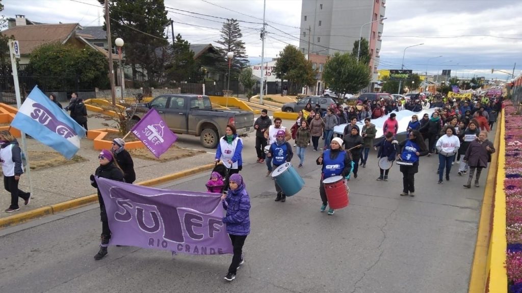 Los docentes de Tierra del Fuego se suman al selecto grupo de gremios que consiguieron 100% de aumento en paritarias