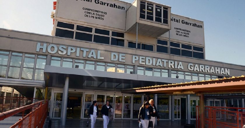 Profesionales y técnicos del Hospital Garrahan paran y marchan por un ingreso mínimo que alcance la canasta familiar