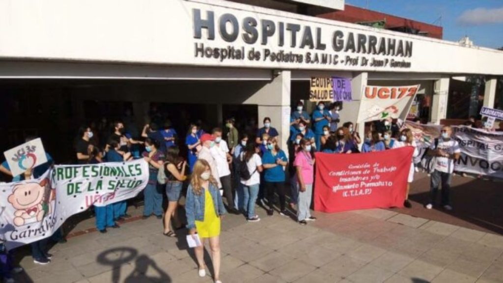 Profesionales y técnicos del Hospital Garrahan paran y marchan el miércoles por un aumento salarial del 80%