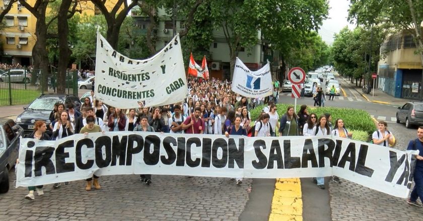 Salud en crisis: Médicos residentes y concurrentes de CABA reforzaron protesta salarial y acusaron al gobierno porteño de «lanzar una campaña mediática desleal»