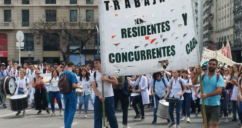 Larreta amedrenta con infantería a médicos residentes que llevan más de un mes en reclamo por salarios y condiciones laborales