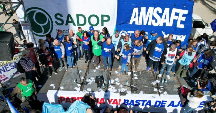 En una apretada votación, docentes de Santa Fe aceptaron la nueva propuesta paritaria de Perotti