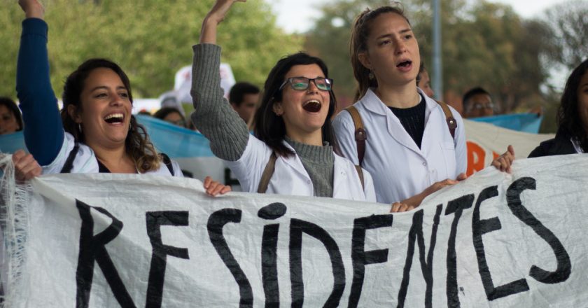 #MareaBlanca Tras 9 semanas de lucha, médicos residentes de CABA lograron un salario inicial de 200 mil pesos