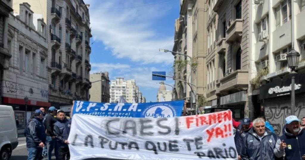 Con la paritaria estancada, el gremio de vigiladores se moviliza a Trabajo y amenaza con paralizar sectores estratégicos de la economía: "No vamos a aceptar sueldos de hambre"