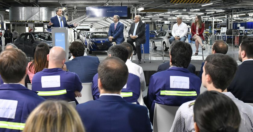 Escoltado por Furlán, Massa anunció que en 2023 la exportación incremental de autos y autopartes no pagará retenciones para aumentar el trabajo argentino en la industria