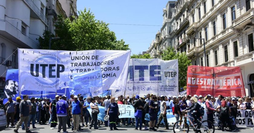 El gremio de las organizaciones sociales se concentra frente al Congreso para presentar proyecto de trabajo en espacios públicos