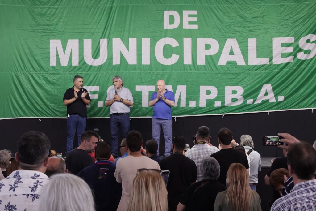 Correa fue a la asunción de Bertinat y pidió el acompañamiento de la Federación de Sindicatos Municipales para la implementación completa de la Ley de Paritarias Municipales