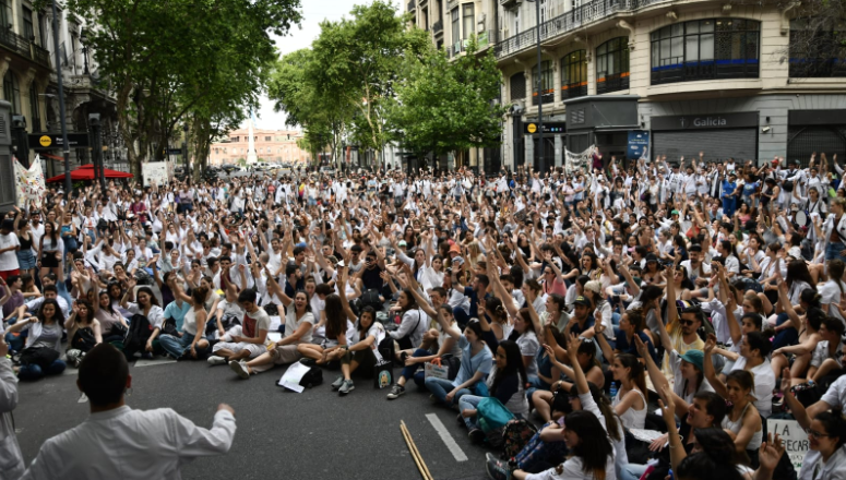 Salud en crisis: médicos residentes porteños y personal del Garrahan y del Posadas marcharon juntos al Congreso y mantienen las protestas por tiempo indeterminado