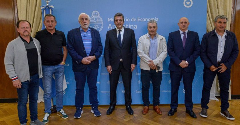 Los gremios del transporte agrupados en la UGATT siguen en estado de alerta y esperarán el lunes una respuesta de Massa a su pedido de un bono para jubilados