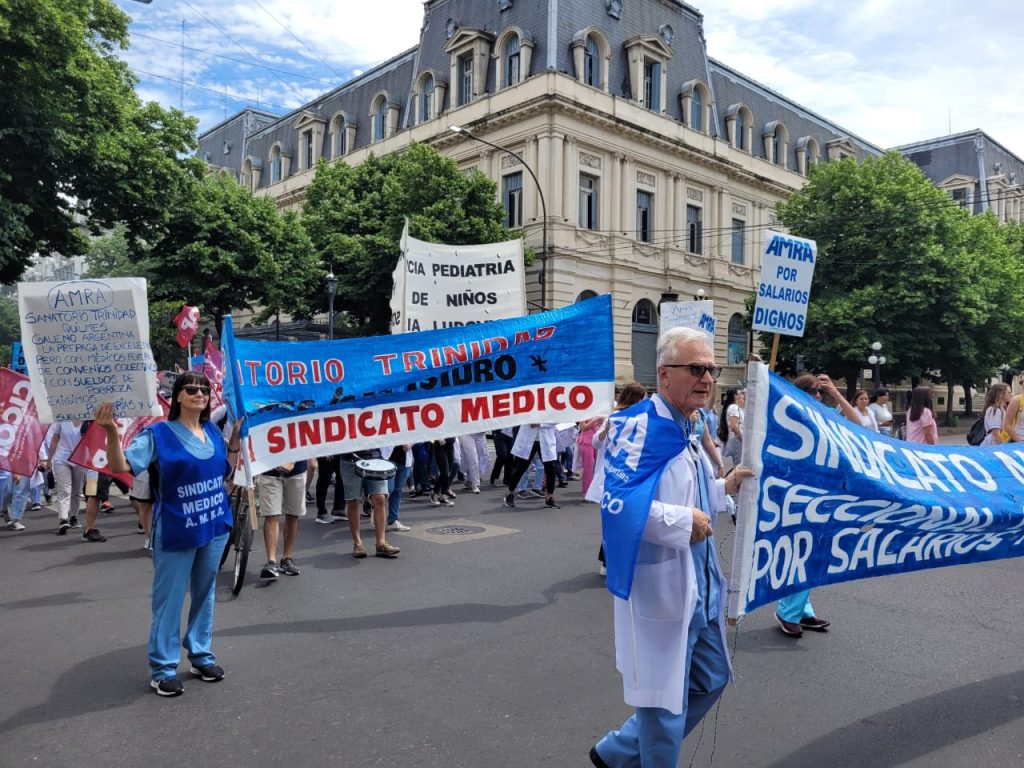 El sindicato de médicos AMRA en la jornada nacional de lucha de trabajadores de la salud: exige una suma fija de $100.000 para médicos de todo el país