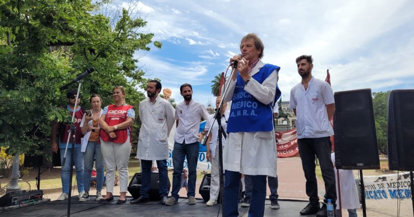 El sindicato de médicos AMRA en la jornada nacional de lucha de trabajadores de la salud: exige una suma fija de $100.000 para médicos de todo el país