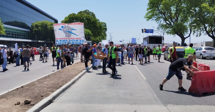 Empleados de GPS, tercerizada de Aerolíneas Argentinas, cortaron la Costanera: denuncian un despido ilegal y sanciones persecutorias