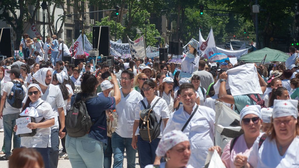 Los médicos sostienen porteños sostienen las protestas y denuncian que ganan menos de 300 pesos la hora
