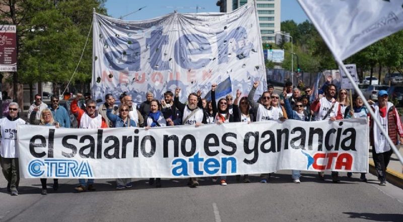 Gremios neuquinos se manifestaron en la Legislatura provincial contra el pago del impuesto a las Ganancias