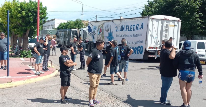 Por el despido de 35 trabajadores y en reclamo de reincorporaciones, los fleteros iniciaron una protesta en la Cooperativa Agrícola Ganadera bonaerense