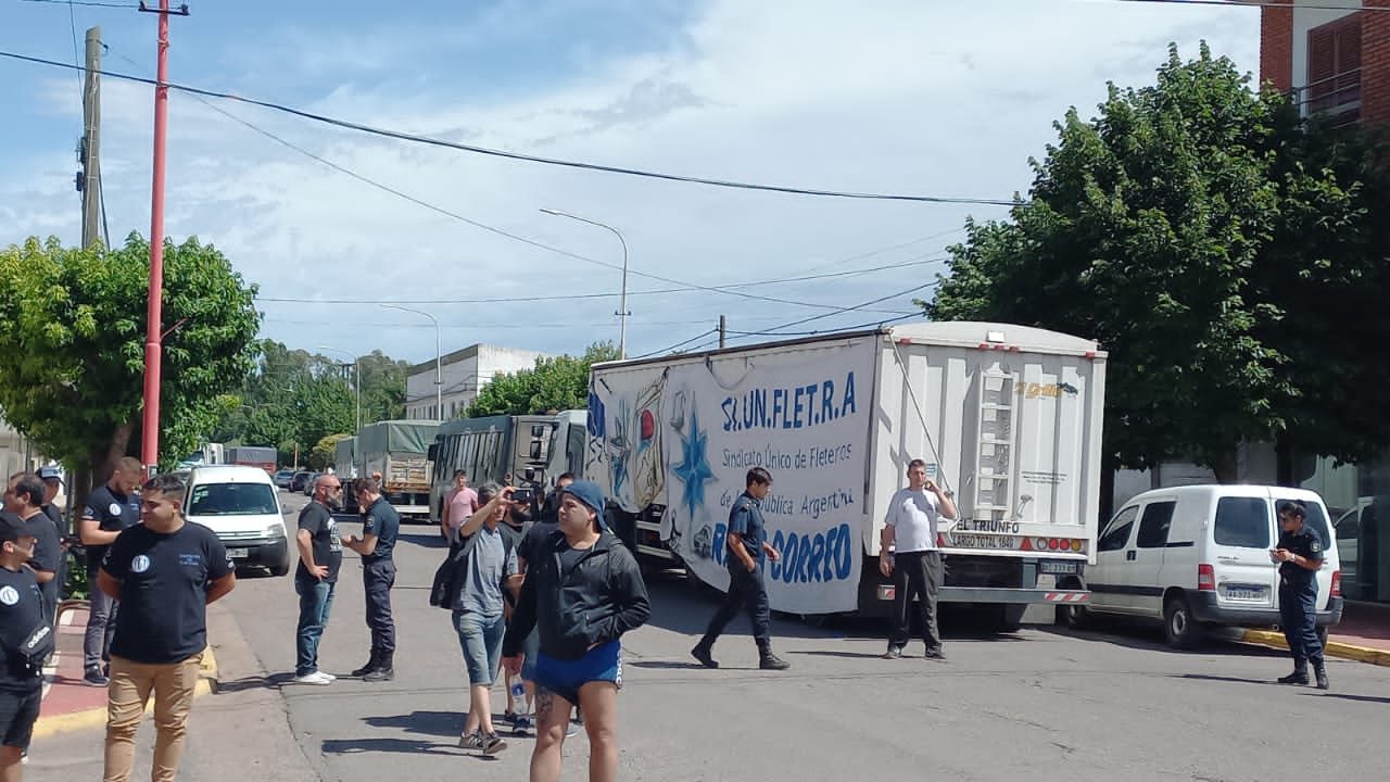 Por el despido de 35 trabajadores y en reclamo de reincorporaciones, los fleteros iniciaron una protesta en la Cooperativa Agrícola Ganadera bonaerense 