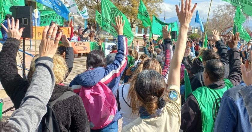 El gobernador de Mendoza  busca quitar una tutela sindical por decreto y avanza contra los dirigentes de ATE