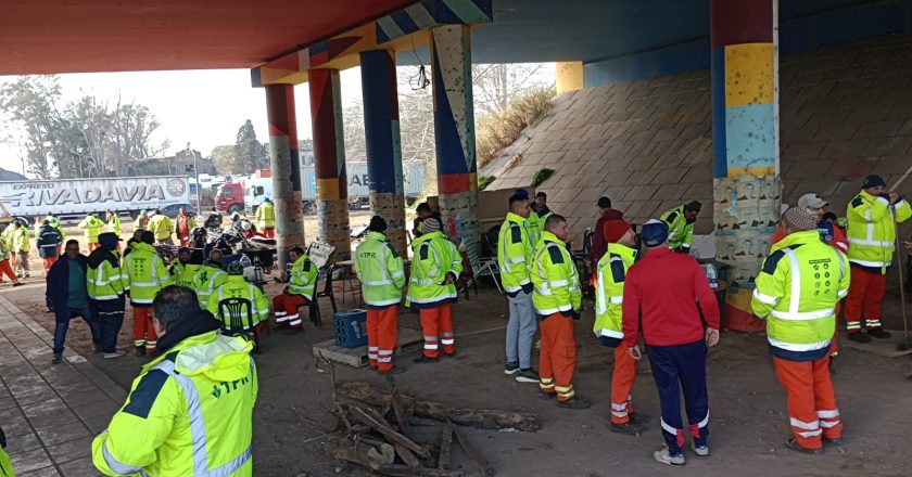 Por los cientos de despidos en el puerto rosarino, Maturano declara en estado de alerta y sesión permanente a la UGATT