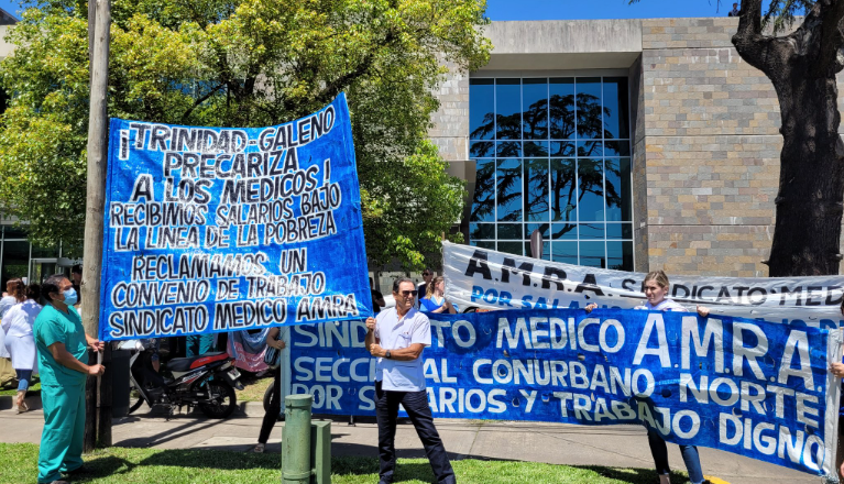 Médicos de la Trinidad de San Isidro reclaman a Galeno con paro y movilización por precarización y salarios de pobreza