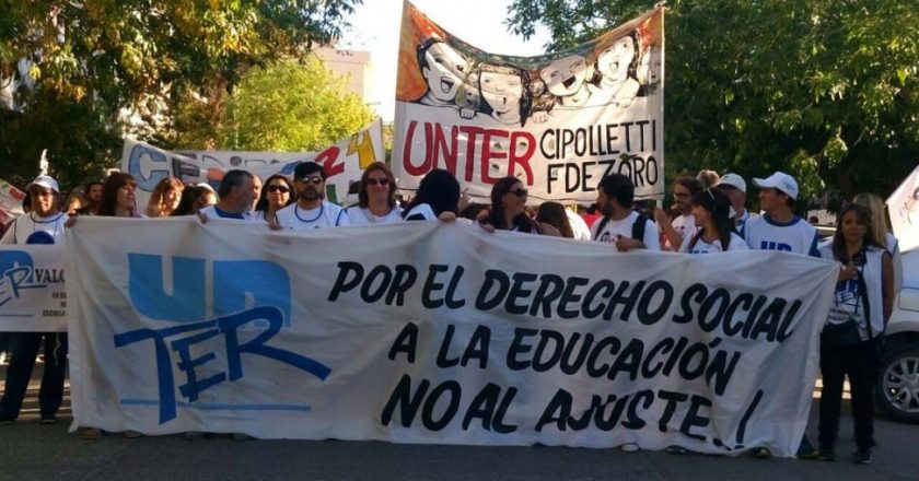 El Sindicato docente se movilizó en rechazo se la última liquidación salarial en Río Negro: «El gobierno provincial lisa y llanamente violó la ley al no respetar el acta paritaria»