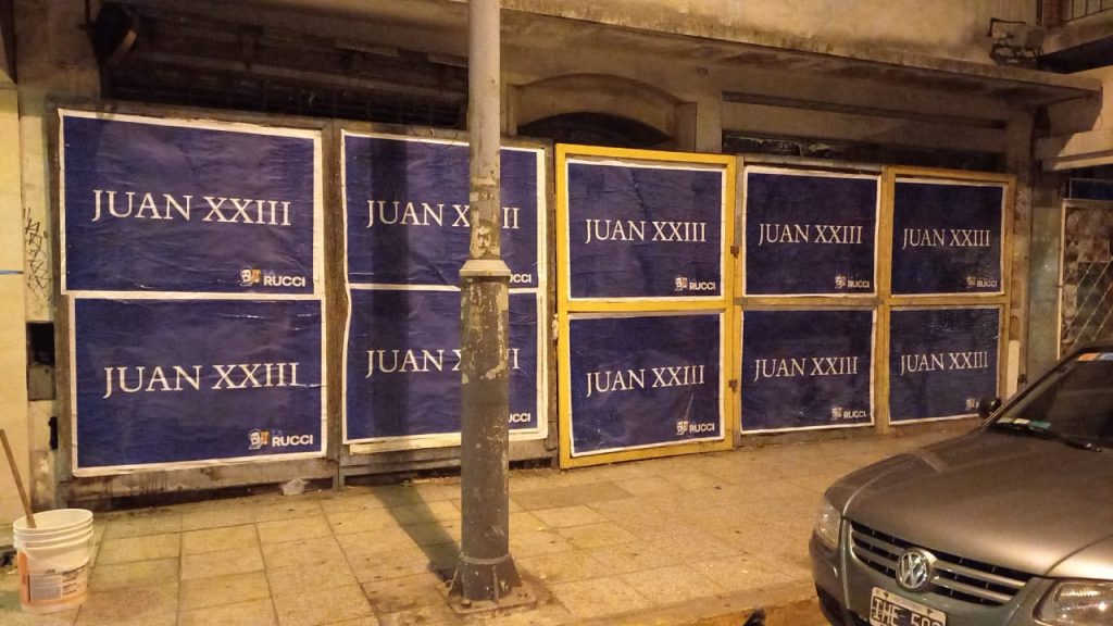 "JUAN XXIII", los carteles de La Rucci que cubrieron las paredes de Mar del Plata para apuntalar la candidatura presidencial de Juan Manzur