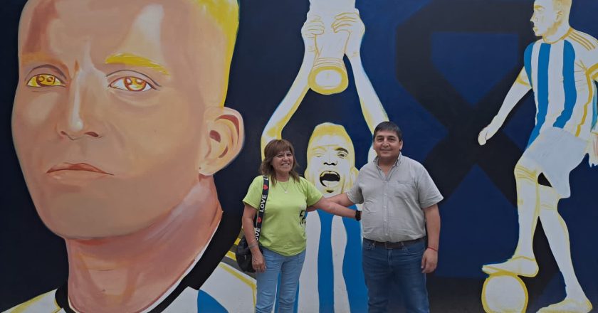 La mamá de un jugador de la Scaloneta visitó un mural que está preparando un sindicato a los campeones del mundo