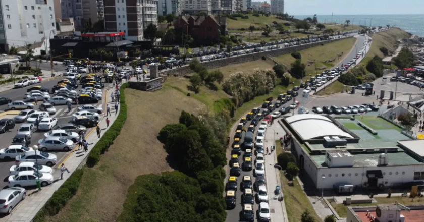 Taxistas y remiseros realizan un paro y se movilizan por las calles de Mar del Plata: «Queremos que Montenegro, en vez de hacer política y pensar en las elecciones, nos atienda»